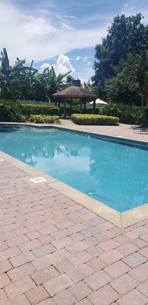 Una piscina al aire libre