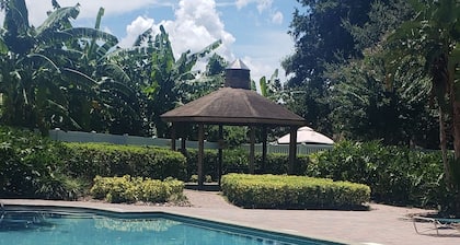 Orlandon hyvin viihtyisä, "Home by the Trails" Ocoee Floridassa on välttämätöntä nähdä.