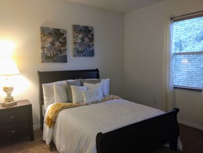 5 dormitorios, escritorio, tabla de planchar con plancha y cuna de viaje