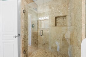 Ensemble douche/baignoire, sèche-cheveux, serviettes fournies, savon