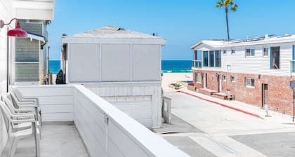 Hermosas vistas al mar, y la playa justo al lado de tu puerta. 12 plazas