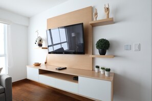 apartman, 1 king (extra méretű) franciaágy és egy kinyitható kanapé, nemdohányzó | Televízió