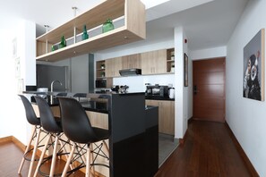 apartman, 1 king (extra méretű) franciaágy és egy kinyitható kanapé, nemdohányzó | Privát konyha | Nagyméretű hűtő/fagyasztó, mikrohullámú sütő, sütő és főzőlap