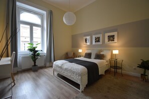 4 habitaciones, tabla de planchar con plancha, wifi y ropa de cama 