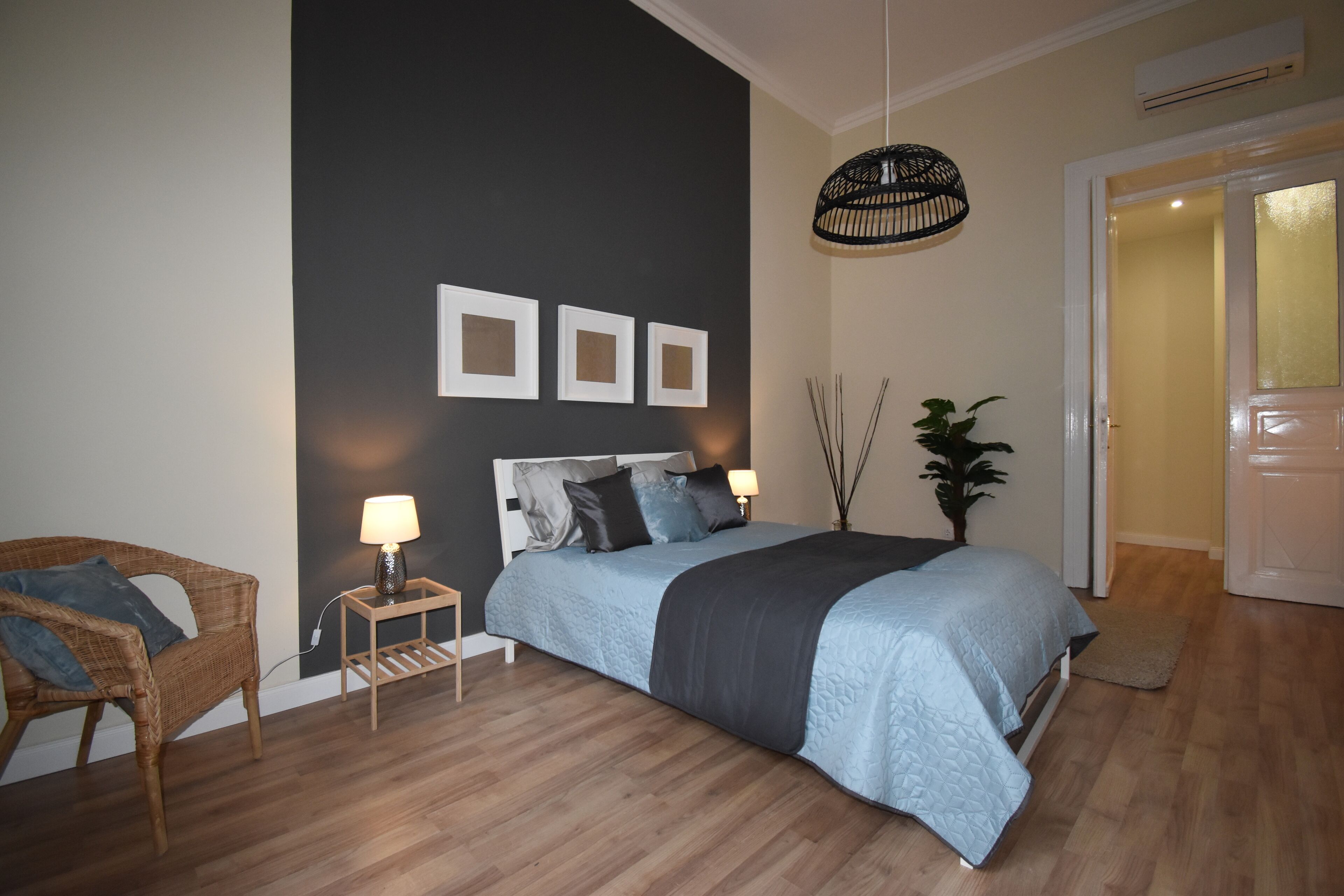 4 habitaciones, tabla de planchar con plancha, wifi y ropa de cama 