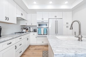 冷蔵庫、電子レンジ、オーブン、コンロ