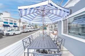 屋外ダイニングエリア