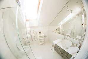 プレミアム アパートメント クイーンベッド 1 台ソファーベッド付き 喫煙可 シティビュー | バスルーム | シャワー、ヘアドライヤー、タオル