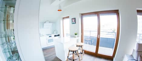 Premium-Apartment, 1 Queen-Bett und Schlafsofa, Raucher, Stadtblick | Bettwäsche aus ägyptischer Baumwolle, hochwertige Bettwaren