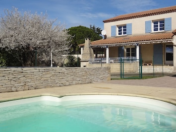 la maison vue de la piscine