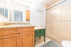 Dusche, Haartrockner, Handtücher, Shampoo