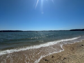 På stranden
