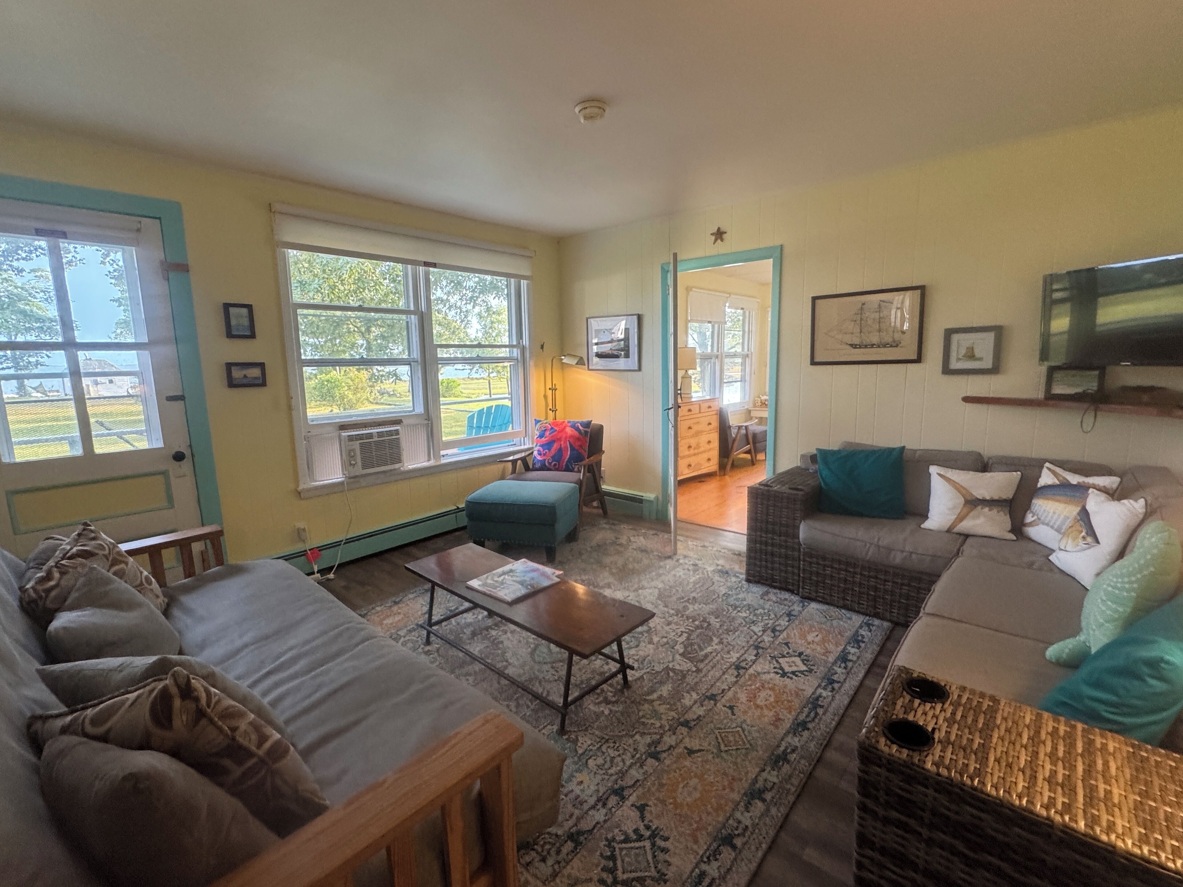 Smart-tv, boeken, een filmbibliotheek en een kantoor