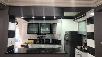 Kühlschrank, Mikrowelle, Ofen, Herdplatte