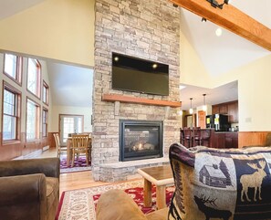 Smart TV, fireplace, video games - Cedar Spring Lodge, near JFBB Ski, Private Fire Pit, Hot Tub, WiFi, & Game Room (Lake Harmony)