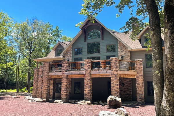 Cedar Spring Lodge, near JFBB skiing, private hot tub, firepit, and game room