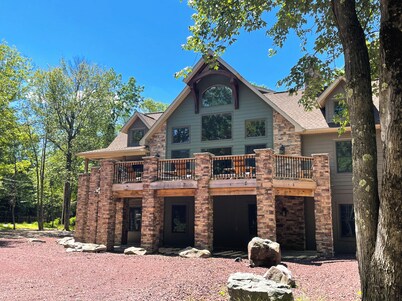Cedar Spring Lodge, near JFBB Ski, Private Fire Pit, Hot Tub, WiFi, & Game Room