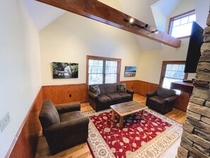 Una Smart TV, una chimenea, videojuegos