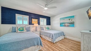 3 habitaciones, escritorio y tabla de planchar con plancha