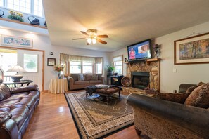Smart TV, fireplace, video games, DVD player - Mountain Creek Luxury Home W/ Hot Tub, WiFi, & HBO (Waynesville)