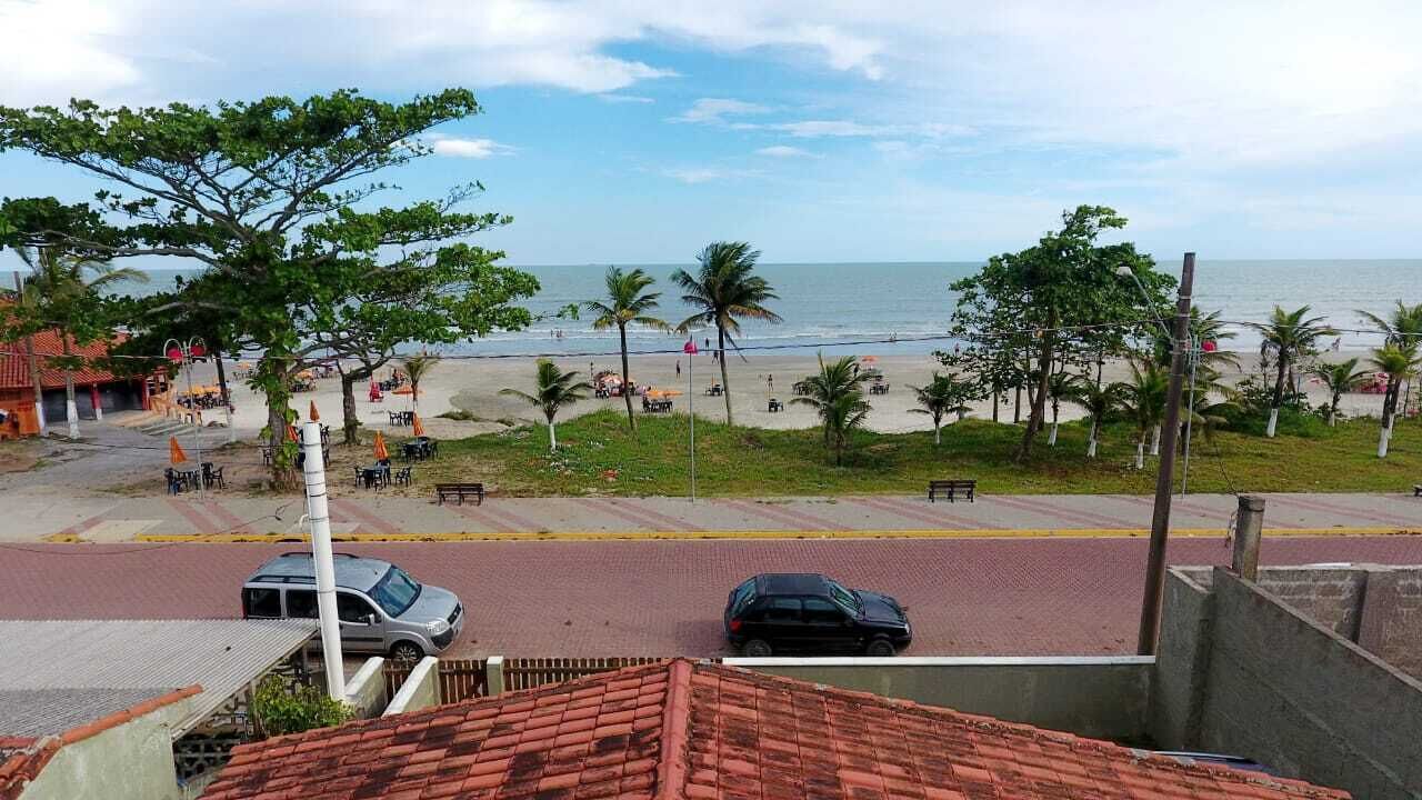 Beach front house, really walk on the sand, in the best location of Itanhaem.