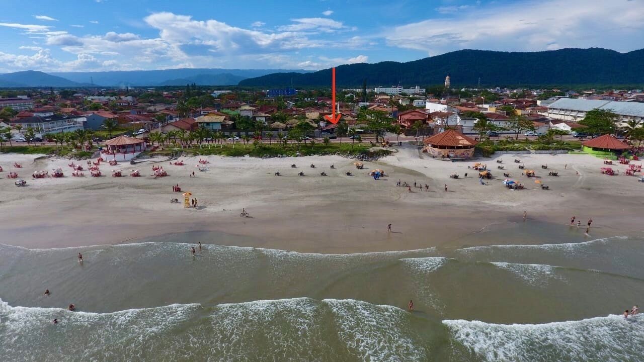 Beach front house, really walk on the sand, in the best location of Itanhaem.