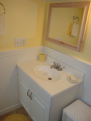 Shower, hair dryer, towels, soap - Quaint Studio near Mashpee Commons (East Falmouth)