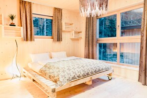 2 bedrooms, iron/ironing board, internet, bed sheets
