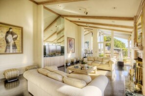 Smart TV, fireplace, DVD player, books - Luxury, San Francisco Bay Area (Tiburon): 5000 sq. ft., 4 bed, 5 bath (Tiburon)