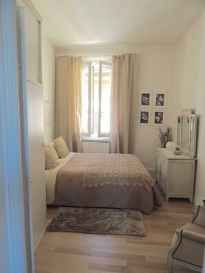 1 chambre, bureau, fer et planche à repasser, lit parapluie