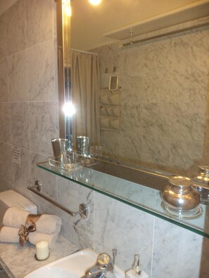 Douche, sèche-cheveux, serviettes fournies, savon