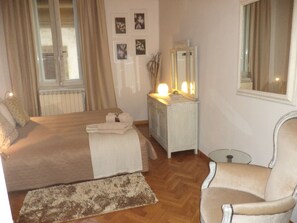 1 Schlafzimmer, Schreibtisch, Bügeleisen/Bügelbrett, Reisekinderbett