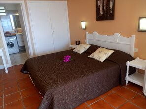 1 chambre, coffres-forts dans les chambres, fer et planche à repasser