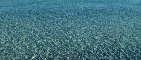 Una spiaggia nelle vicinanze, lettini da mare