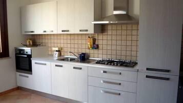 Fridge, oven, stovetop, dishwasher