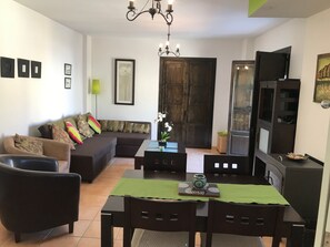 Téléviseur, foyer, lecteur de DVD, livres