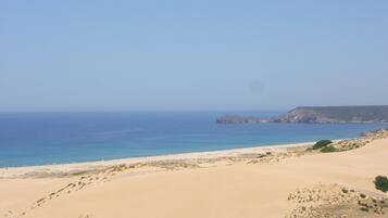 Playa en los alrededores y toallas de playa