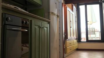 Fridge, oven, stovetop, electric kettle