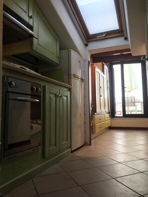 Fridge, oven, stovetop, electric kettle