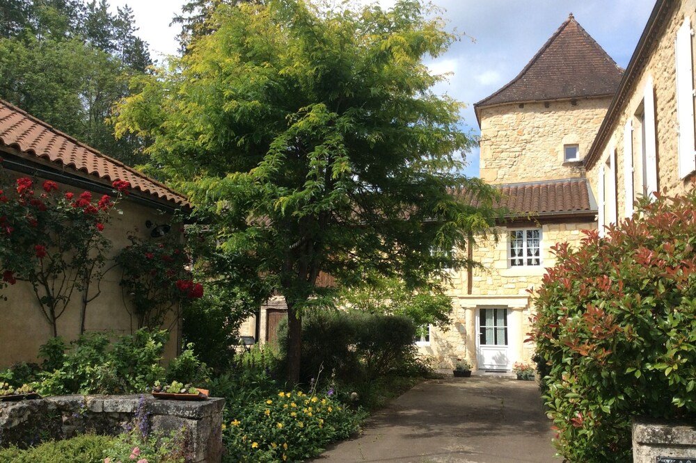 Charming cottage in black perigord