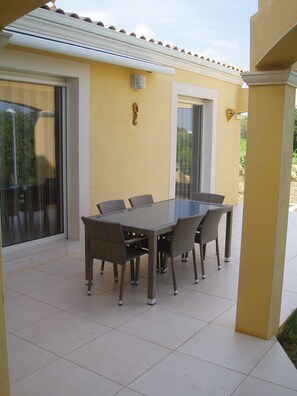 Outdoor dining - House / Villa - Valros (Valros)