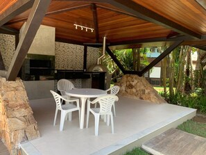 Outdoor dining - Cozy house in a wooded condominium, with pool and sauna, 100 meters from the beach. (BUZIOS)