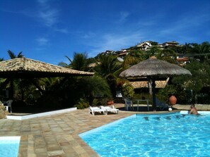 Outdoor pool - Cozy house in a wooded condominium, with pool and sauna, 100 meters from the beach. (BUZIOS)
