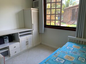 4 bedrooms, iron/ironing board, free WiFi, bed sheets - Cozy house in a wooded condominium, with pool and sauna, 100 meters from the beach. (BUZIOS)