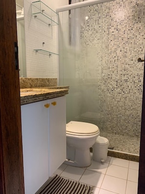 Shower, towels, toilet paper - Cozy house in a wooded condominium, with pool and sauna, 100 meters from the beach. (BUZIOS)