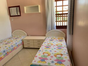 4 makuuhuonetta, silitysrauta/-lauta, ilmainen Wi-Fi, vuodevaatteet