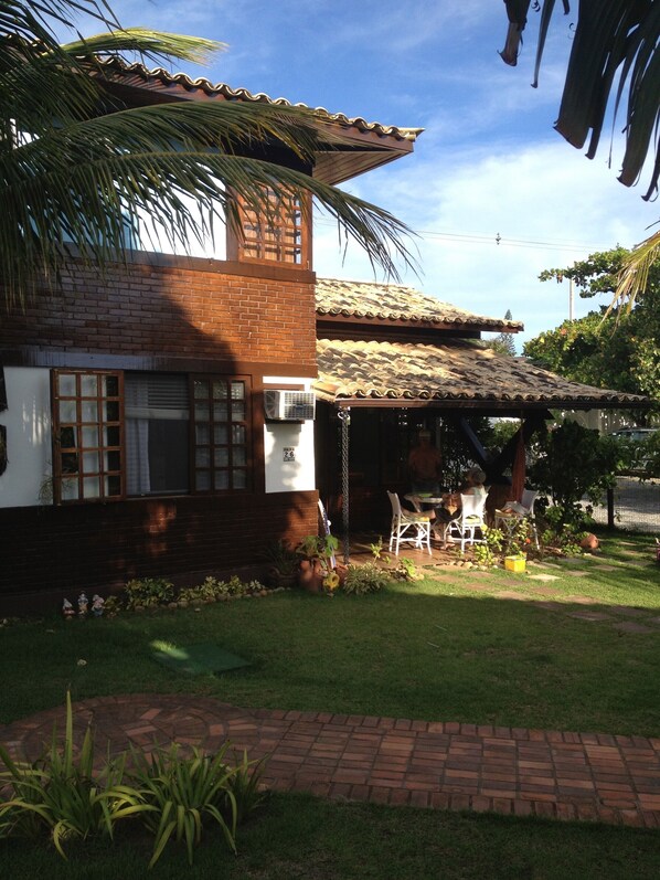 Exterior - Cozy house in a wooded condominium, with pool and sauna, 100 meters from the beach. (BUZIOS)