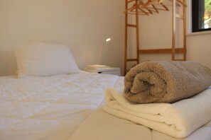 3 slaapkamers, een strijkplank/strijkijzer, reisbedje, gratis wifi