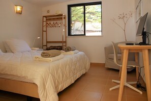 3 bedrooms, iron/ironing board, travel crib, free WiFi