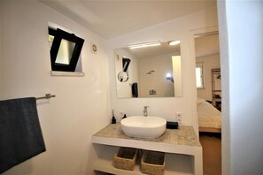 Combined shower/tub, hair dryer, towels